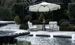 全体结构则是以高定珠宝山茶花的姿势为灵感